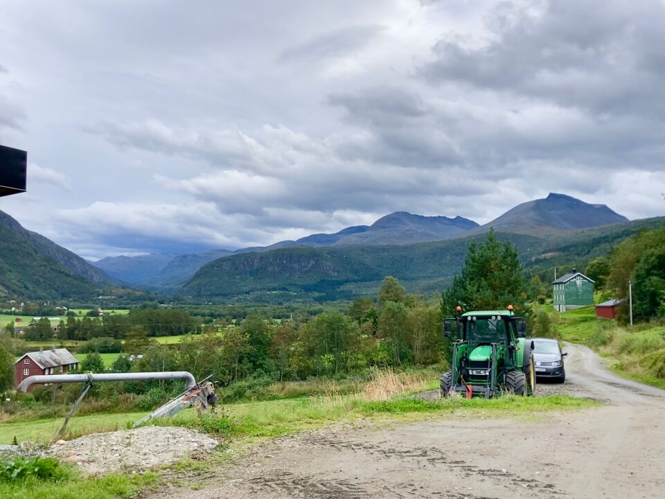 Flott utsikt fra tunet på Halset. Utsikt mot fjellheimen.