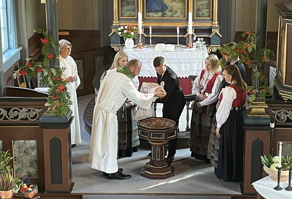 Julian blir døypt. Barnedåp i ei kirke.
