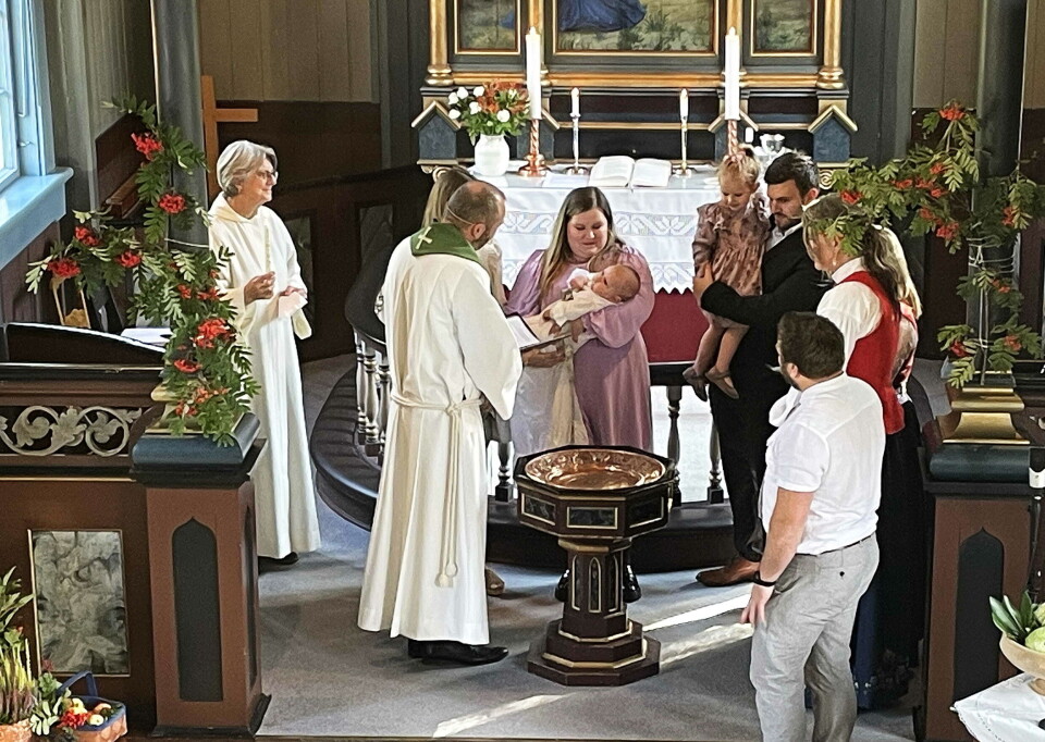 Ingrid blir døypt. Barnedåp i ei kirke.