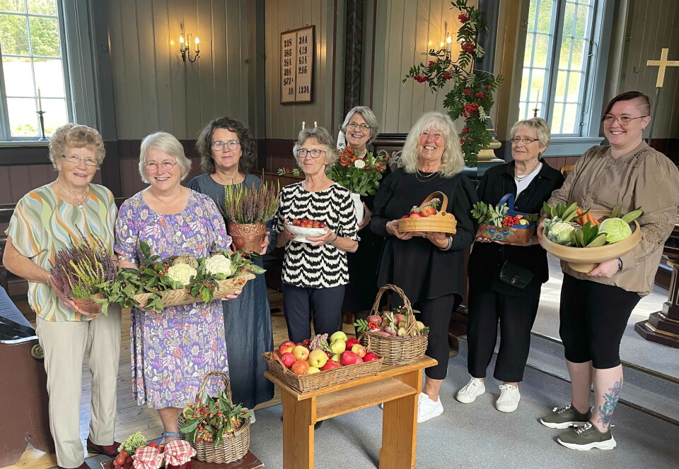 Åsskard Bygdekvinnelag viste – og serverte – markens grøde. Frå venstre Johanne Holten, Gunda Bele, Gunhild Bøklep Bøe, Kari Sæther, Randi Bøe, Inger Lise Heggem, Torbjørg Settem og Allis Bæverfjord. 8 damer oppstilt med frukt og grønnsaker i ei kirke.