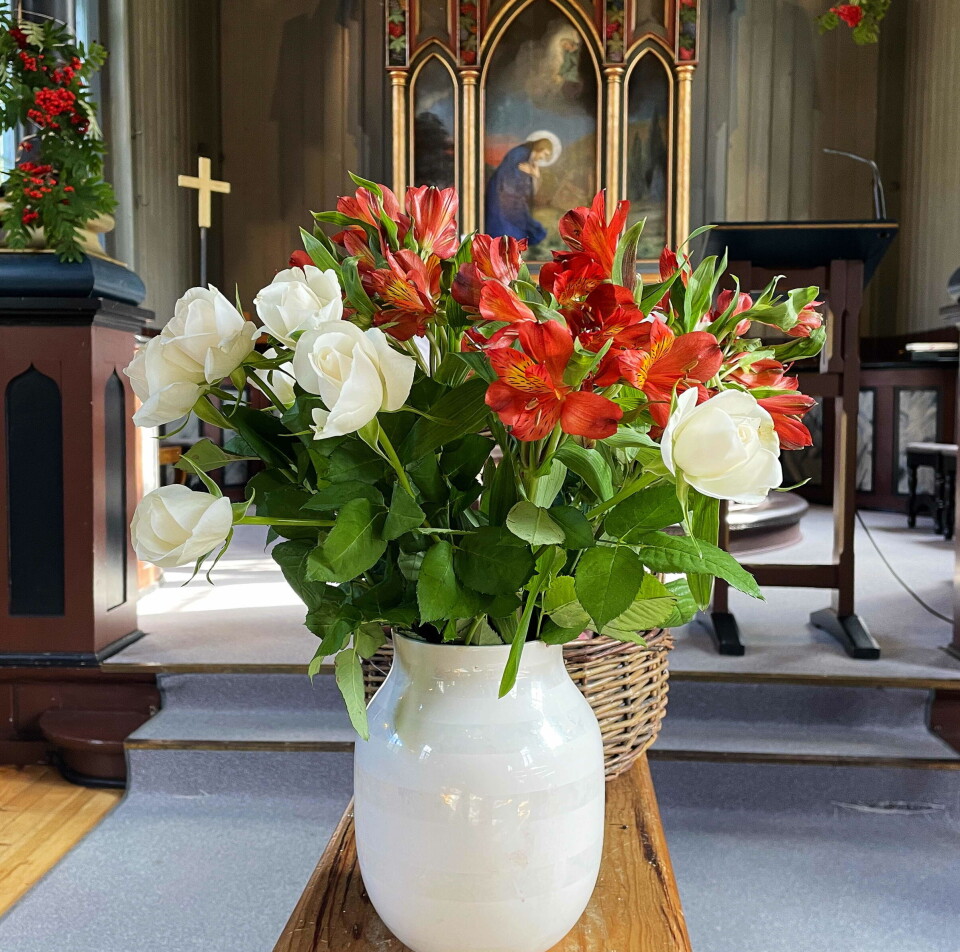 Tema: Takk! En vase med blomster i ei kirke.