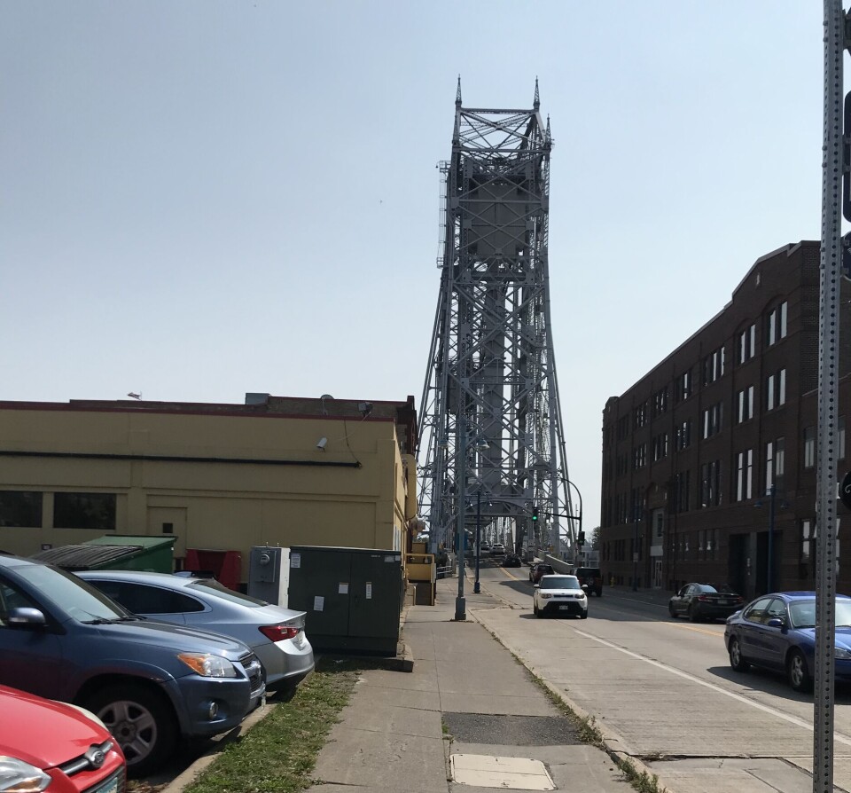 Landemerket i Duluth er Harbor Bridge, som kan heise opp og ned vegbanen, like ved hotellet. Ei stor bru i en by.