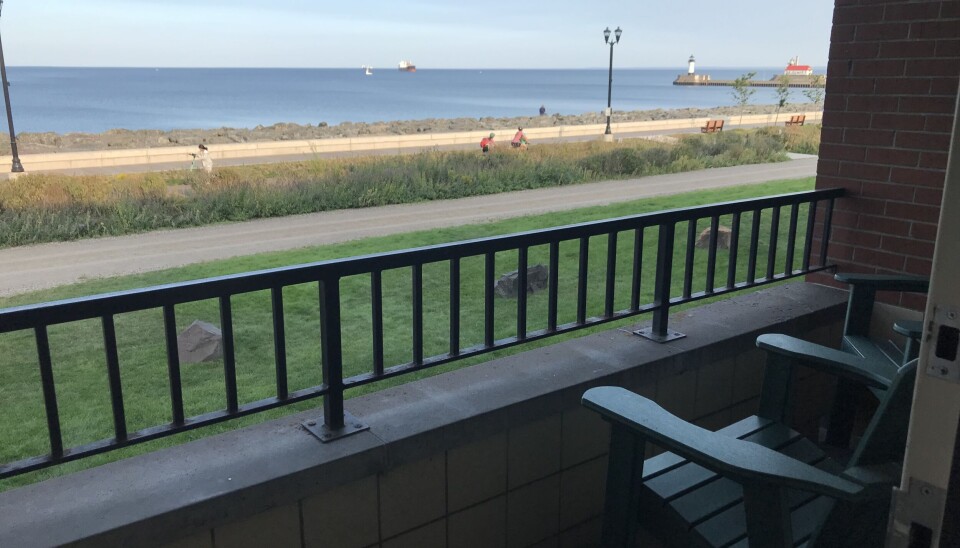 Utsikt fra hotellrommet, vi har alle fått rom med balkong mot sjøen. Utsikt fra en veranda, mot en stor innsjø.