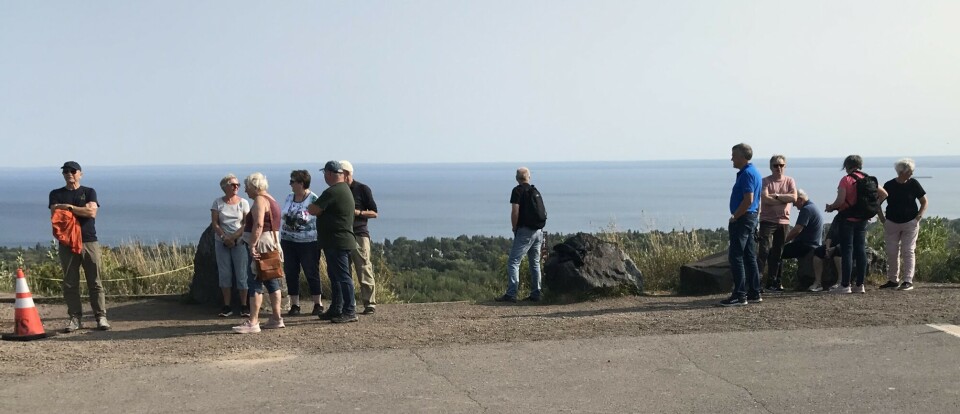 Duluth. Mange mennesker på en parkeringsplass ved ei strand.