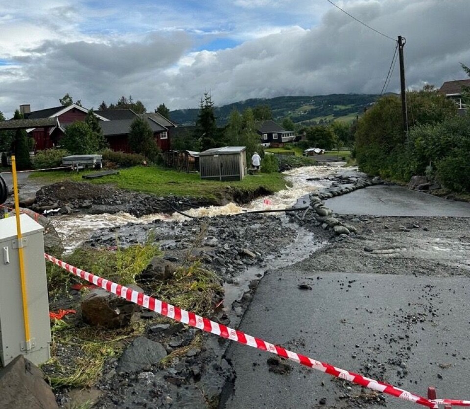 Farevarslene advarer mot mulig flom og ras. Her fra Gran, et av områdene som ble rammet av ekstremværet 'Hans' i fjor. Et biligområde skadet av flom.