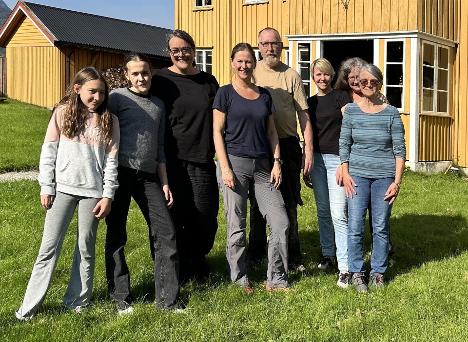 Dugnadsgjeng ved Skulstuå. Frå venstre Natascha Nordvik, Lisa ranes, Line Marie Kvendset, Sigrid Elise Talgø, Jon Olav Roaldset, Laila Bergli, Ragna Kvendset og Jean Kvendset. Åtte personer oppstilr for fotografering foran et hus.