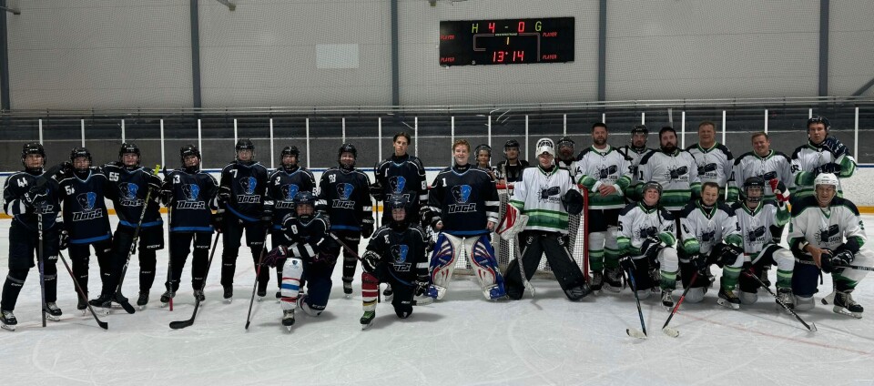 Sagene Puck, til høyre, slo Underdogs Puppies i bronsefinalen. Underdogs Puppies er et ungdomslag i arrangørklubben. To ishockeylag oppstilt på banen.