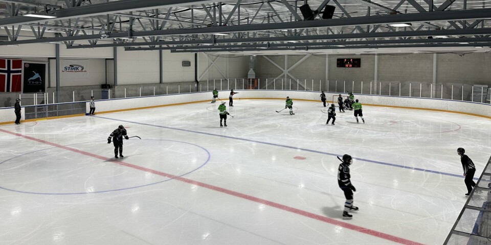 Sesongens første turnering for Sagene puck En ishockeykamp.