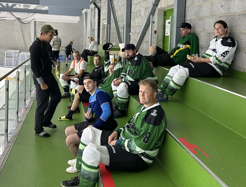 Sesongens første turnering for Sagene puck Et ishockeylag som sitter på tribunen.