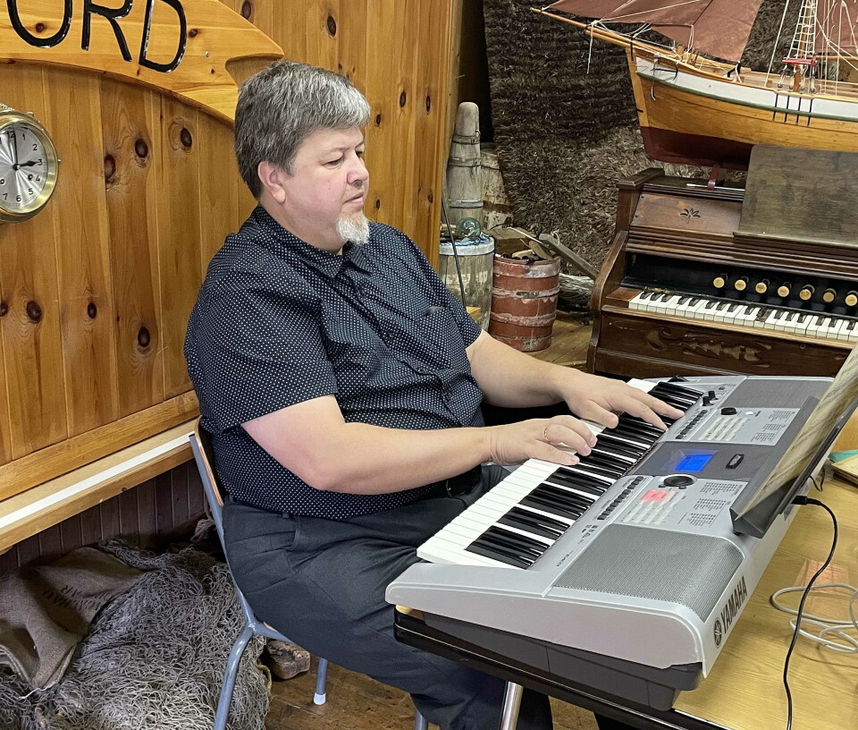 Alex Kurbanov serverte taffelmusikk. En mann som spiller på et elektrisk tangentinstrument,