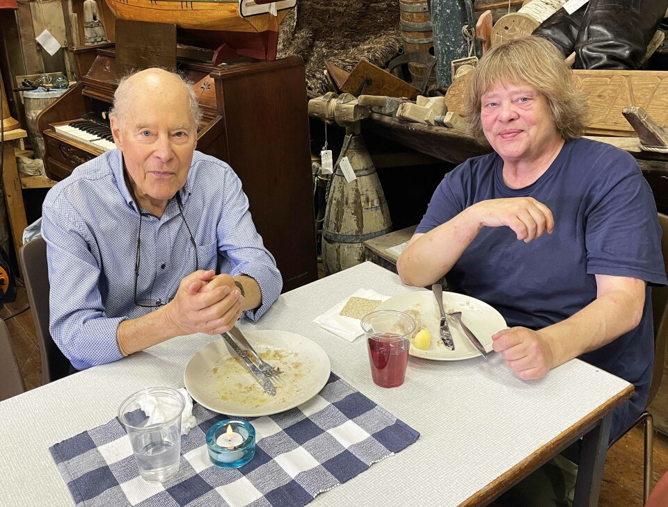 Olav Jan Sættem og dottera Inger Johanne gjesta «gamlebygda». Olav Jan (92) deltok som fotballspelar på det bøfjordske «Makkolaget» for over 70 år sia! En mann og ei dame som sitter ved et bord og spiser mat.