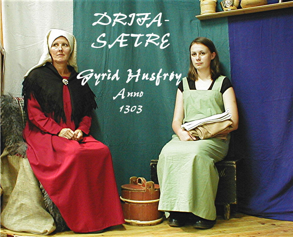 Dokumentasjon frå ein temadag i 2003 – da museet dramatiserte den 700 år gamle historia om «Gyrid i Okavik». Kirsten Baadnæs Bøe som spelar Gyrid, medan niesa Sigrid Vetleseter Bøe er tenestejenta hennar. Dette var del av den historiske biletserien på avslutningsdagen. To damer i gammeldagse klær.