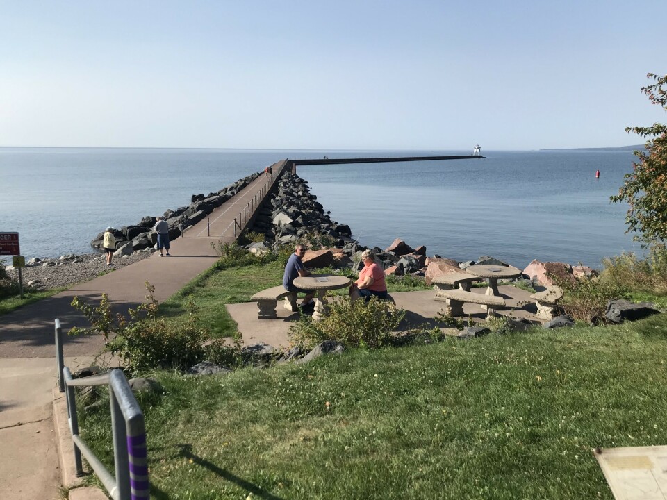 Agathe Bay ved Two Harbors. Flere personer ved en stor molo.