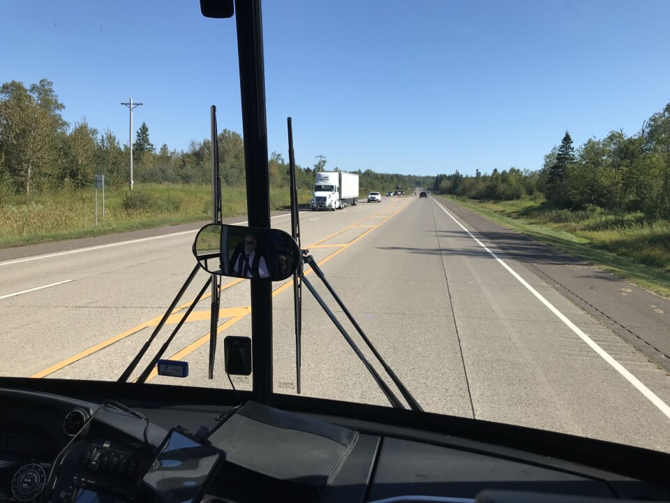 On the road again. Utsikt fra en buss. Amerikansk highway.