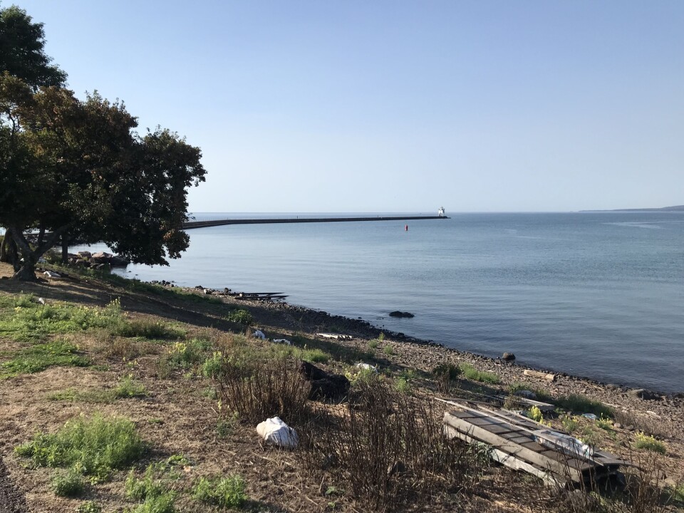 Første stopp, Agathe Bay ved Two Harbors. Utsikt over en stor innsjø.