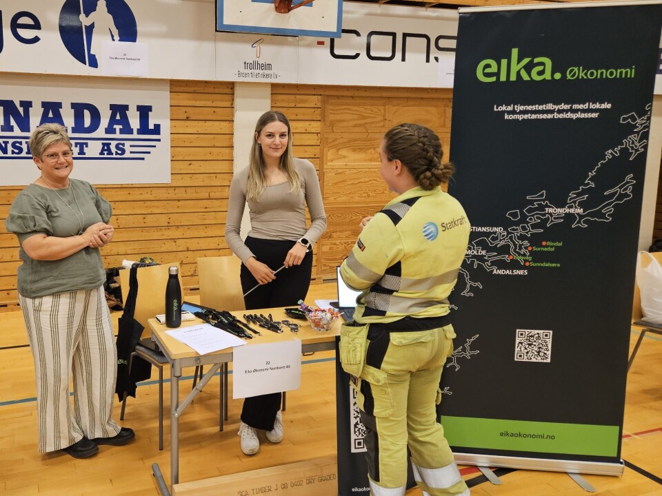 Eika Økonomi stilte med Sigrun Haltli og Unn Inger Halgunset Tre damer ved stand