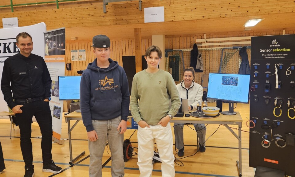 Hose El-Watch kunne elevene teste øyemålet. Fra El-Watch stilte Eirik Solem og Marit Mogset