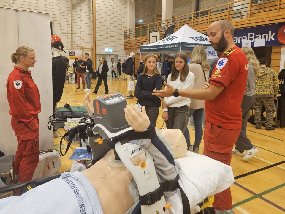Hos ambulansetjenesten kunne eleven øve HLR
