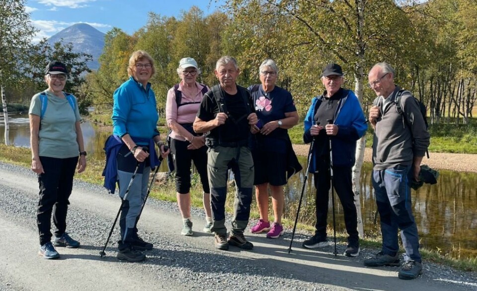 Kløvertur til Vindøldalen Sju personer som står klare på en grusvei. De skal ut og gå tur.