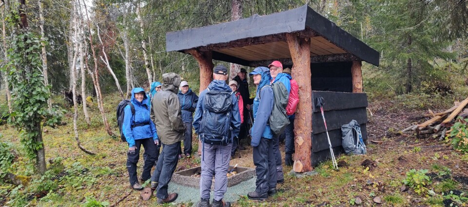 Ved gapahuken inne i kanalen. Turkledde folk ved en liten gapahuk i marka.