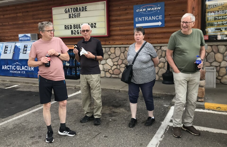 Deerwood. Fire personer foran en butikk.