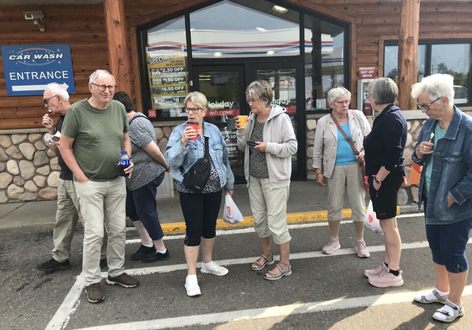 Stopp i Deerwood med toalettbesøk og kjøp av kaffe og is med mer. Flere mennesker foran en butikk.