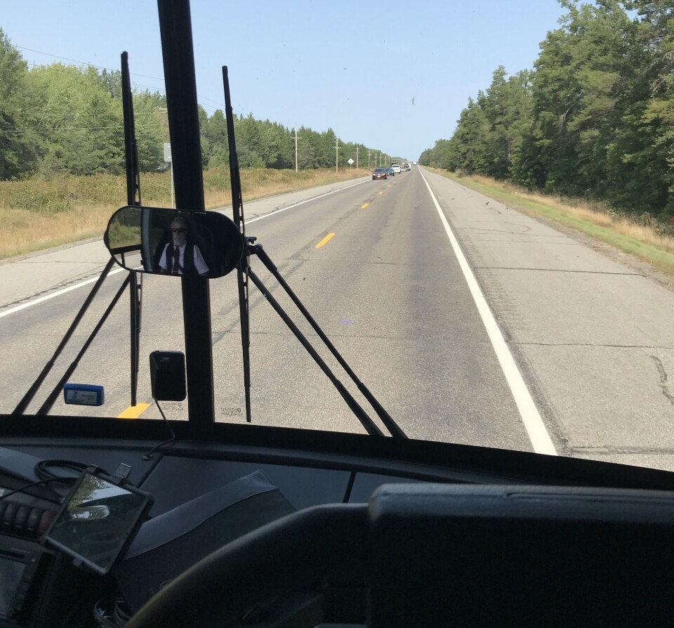 On the road again. Vi spiller alltid Willie Nelsons klassiker ved starten av dagens kjøreturer. Utsikt mot veien fra et bussvindu.