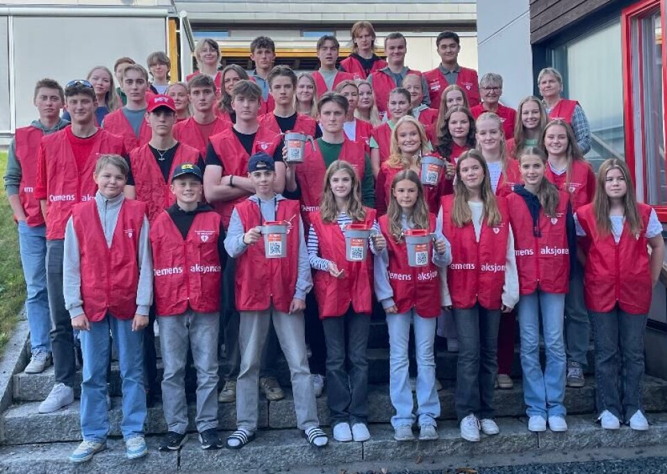 'Innsats fra andre' med elever fra åttende og niende trinn fra SUBUS og russ fra Surnadal vgs. og Orkdal vgs. vil gå rundt med bøsser i Surnadal og Rindal. Her er gjengen representert av åttendeklassinger og surnadalsruss utenfor Surnadal vidaregåande skole onsdag. Mange ungdommer står oppstilt i en stor trapp. De har vester. Noen holder bøsser.