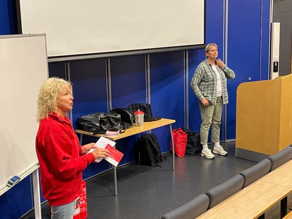 Liv Botten og Aud Gunvor Helgetun forklarte hvordan bøssebæringa vil foregå i praksis. De er veldig glade for at ungdommene stiller opp. To damer