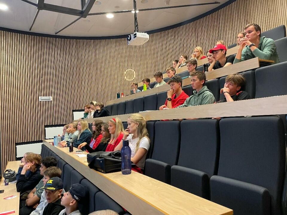 Elevene fulgte ivrig med på filmen som Botten og Helgetun viste. Ungdommer sitter og ser fremover.