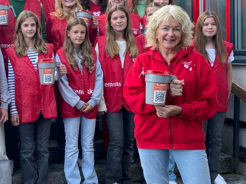 Liv Botten klar for sin 22. demensaksjon. Dame med bøsse. Ungdommer bak.