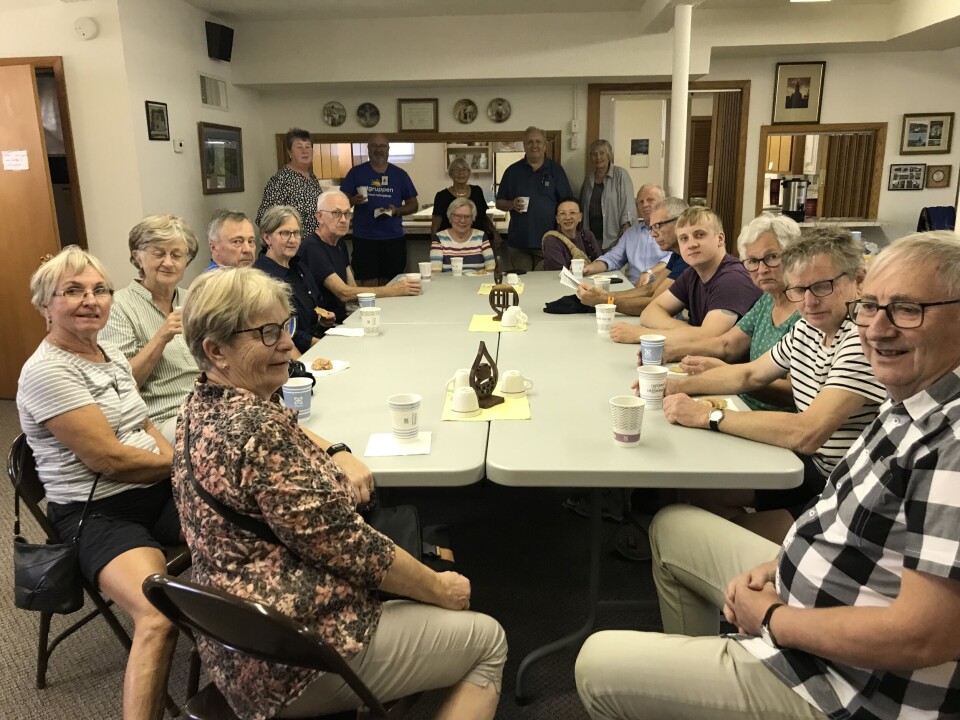 Tingvold kirke Mennesker rundt et bord med pappkrus