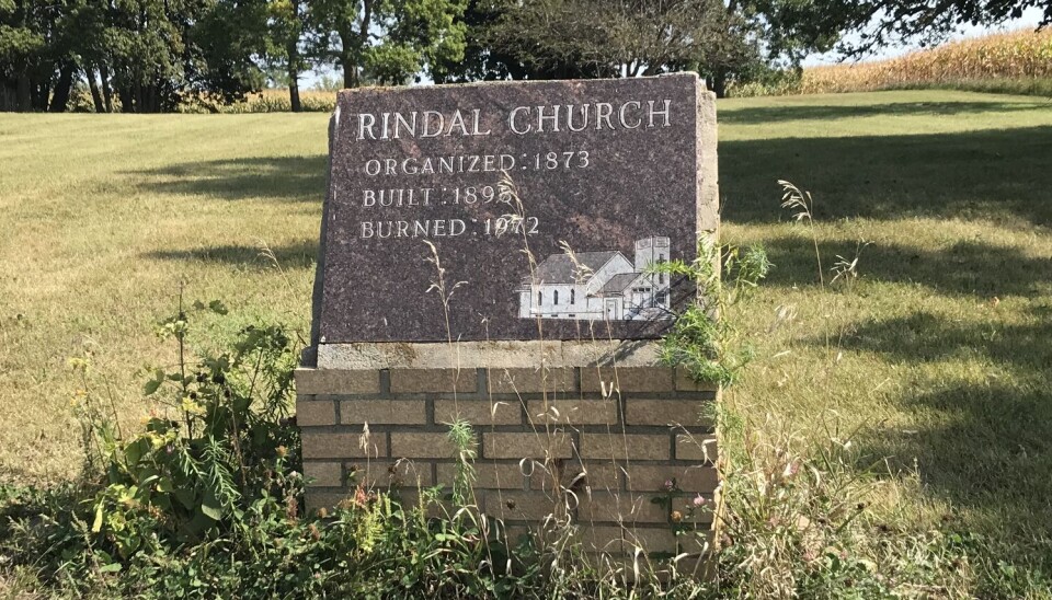Stedet hvor Rindal church hadde stått Bilde av minnstein med inskripsjon Rindal church