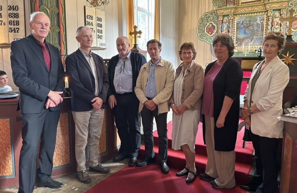 50-års konfirmantene: F.v: Arne Fiske, Anders Sæther Moen, Ola M. Moen, Jarle Fiske, Mari Negård Aunebakk, Gunhild Husby Solheim og Ildri Øyen Sande. Fire menn og tre damer i voksen alder står foran alterringen i Mo kirke, pent kledd for anledningen.