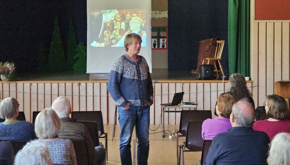 Svein Sæter hadde eit innhaldsrikt og engasjerande kåseri om Alf Ramsøy. En mann som står og snakker til en forsamling.
