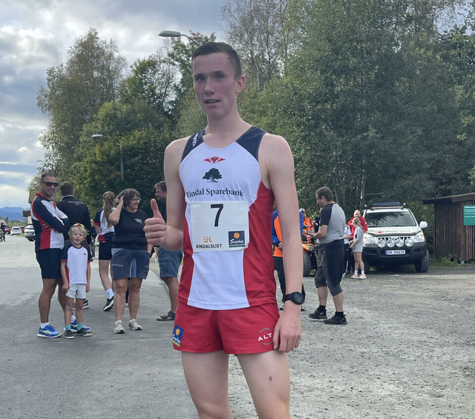 Magnus Øyen med løyperekord på tiden 32.56 En ung mann står på en gårdsplass. Har på startnummer 7. Rød shorts og singlett. Noen folk i bakgrunnen