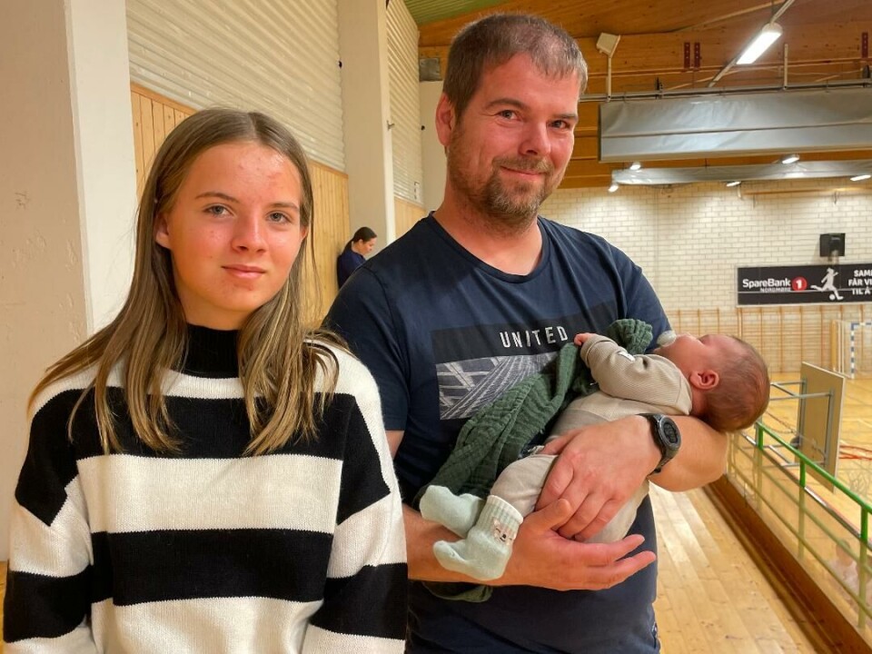 Sondre (2,5 uker) sammen med søster Maria og pappa Bjørn. En jente ved siden av en mann med en baby i armene.