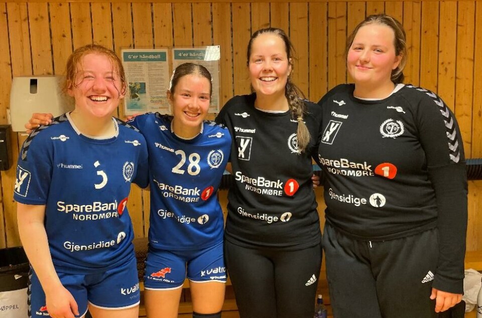 Emma Therese Hyldbakk, Eline Østbø, Jorunn Merete Hendseth og Emilie Holsbøvåg etter søndagens kamp. Fire håndballspillere ved siden av hverandre.