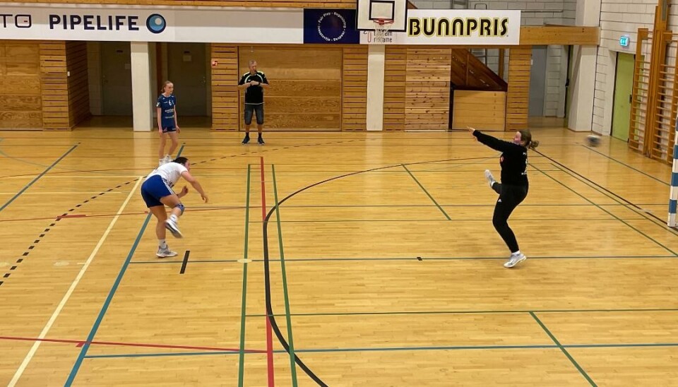 Håndballspillere under kamp. Straffekast.