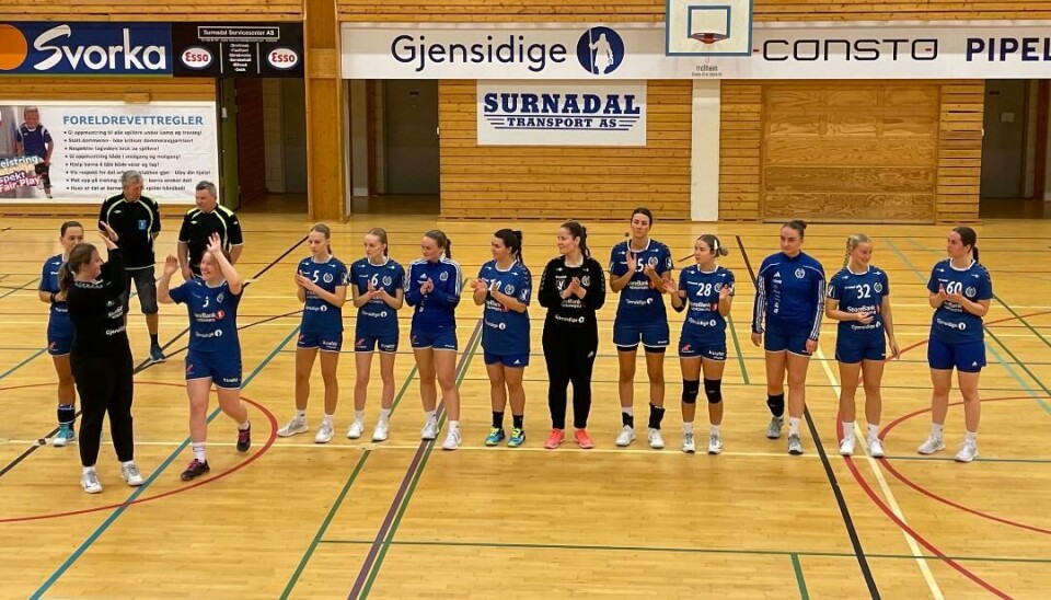 Presentasjon før kampen. Tretten håndballspillere ved siden av hverandre.