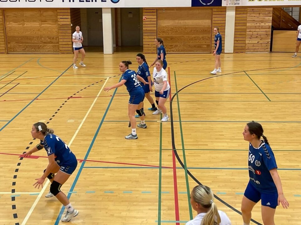 Håndballspillere under kamp.