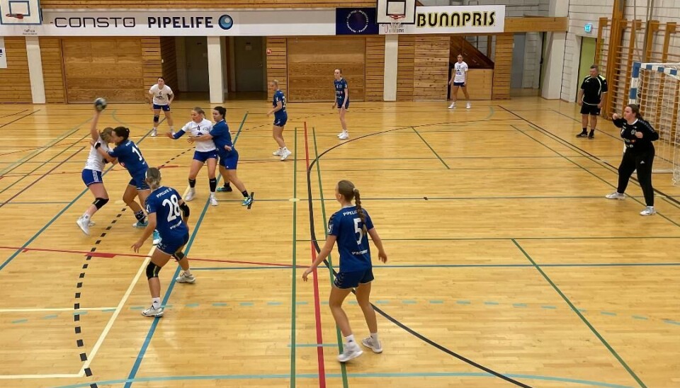 Håndballspillere under kamp.