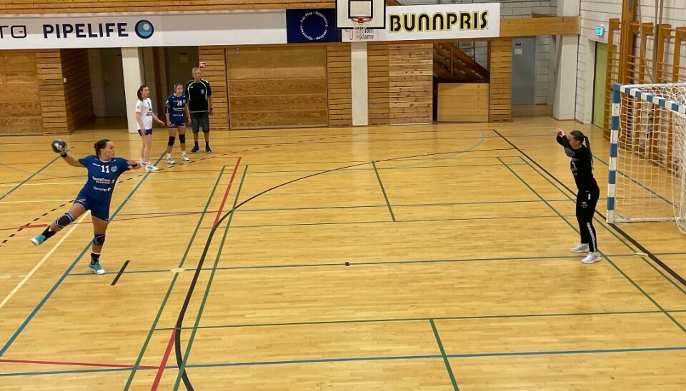 Håndballspillere under kamp. Straffekast.