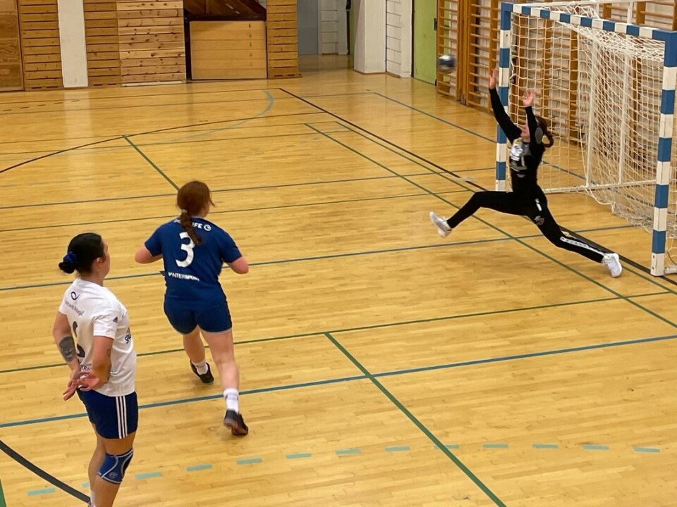 Håndballspillere under kamp.