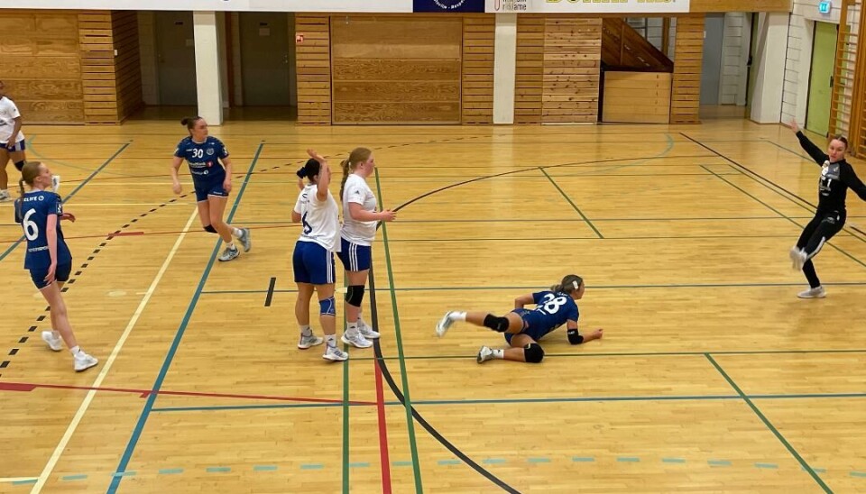 Håndballspillere under kamp.