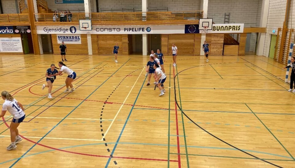 Håndballspillere under kamp.
