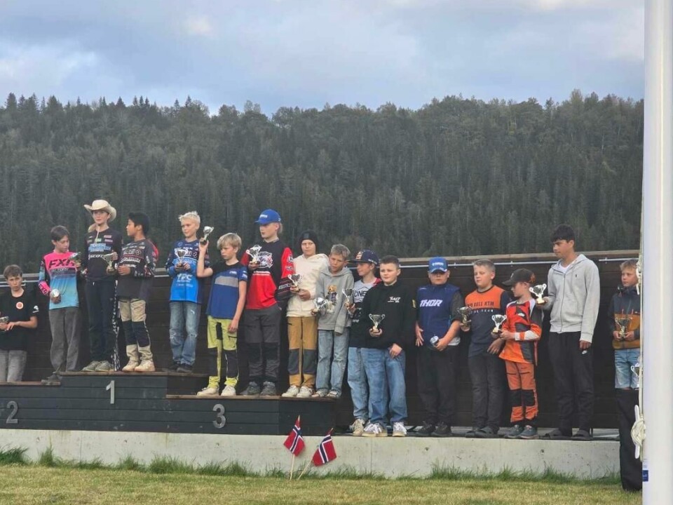 Isak kom på femteplass i B-finalen for MX 85 11-15 år. Her er premieutdeling for MX 85 11-12 år. En stor gjeng, da alle under 13 år fikk premie. Flere på og ved pallen.