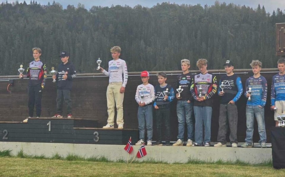 Ola og Ailo fikk pokaler for fjerde- og femteplass i MX 85 11-15år. Flere på og ved pallen.