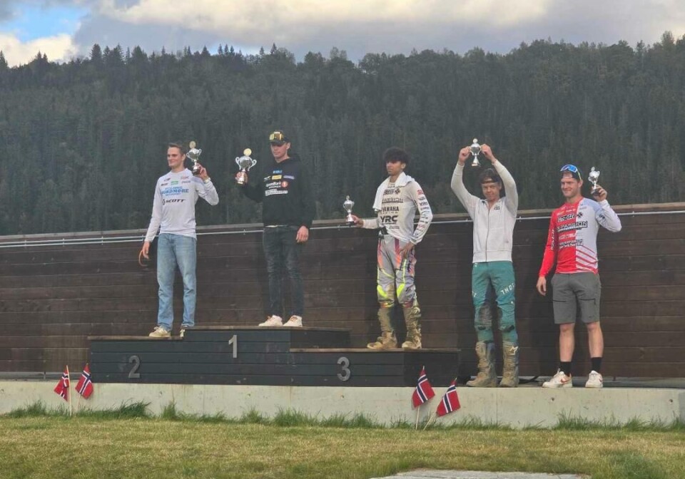 To på topp. Råg og Aleksander mottok pokal for første- og andreplass i MX2. Fem stk på og ved pallen med hver sin pokal.