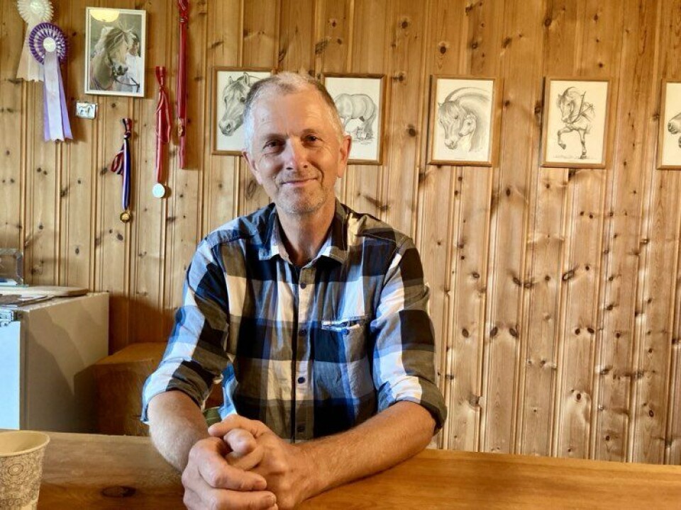 Den avtroppende dyrlegen har gjort seg en del tanker om overgangen til pensjonisttilværelsen. Mann som sitter ved et bord, bilder av hester på veggen ab